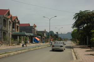 UBND huyện Lạc Thủy đầu tư tuyến đường đôi vao khu di tích chùa Tiên, Động Tiên nhằm thu hút khách du lịch.